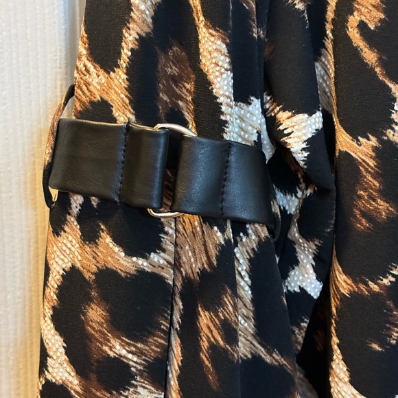 Joseph Ribkoff Animal Print Zipper Blouse plus size 18.  NWOT - Picture 2 of 9